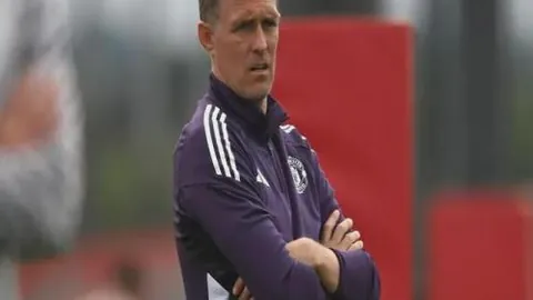 武汉车谷江大女队问鼎女超联赛“五连冠”荣耀